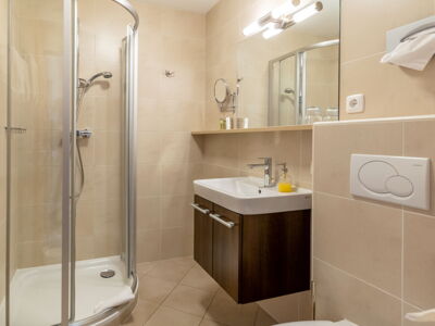 Getrenntes Badezimmer in der Juniorsuite Schloss Ort Gmunden | Seehotel im Weyer am Traunsee Badezimmer der Juniorsuite Schloss Ort am Traunsee | Seehotel im Weyer Salzkammergut